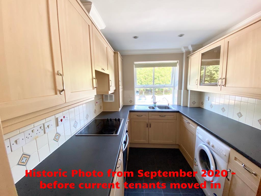 Lot: 65 - THREE-BEDROOM FLAT FOR INVESTMENT - Kitchen